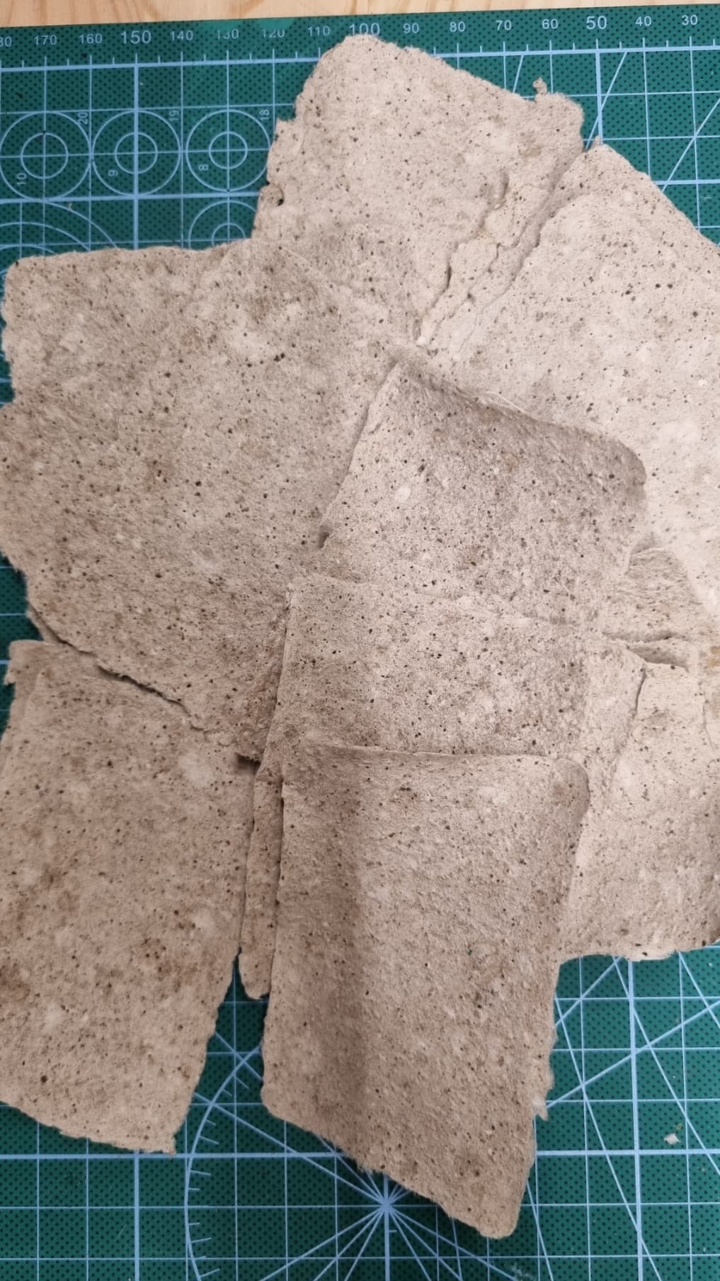 Kort som skal lamineres med frø og lim, stemples og lasergravere qr-kode og email.